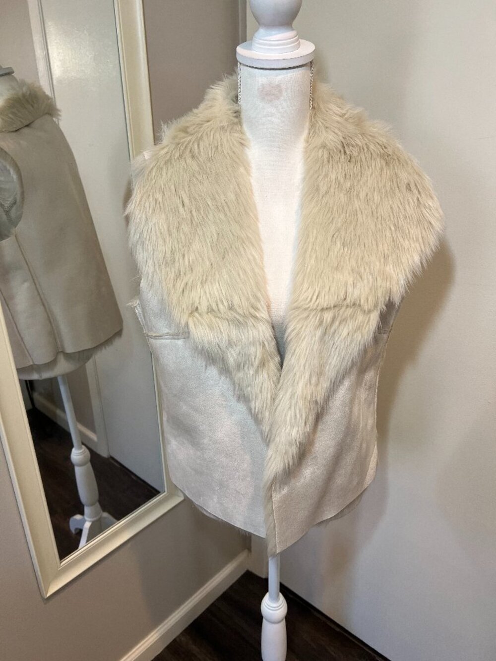 Jennifer Lopez Cream Faux Fur & Faux Suede Winter Vest, Size Large